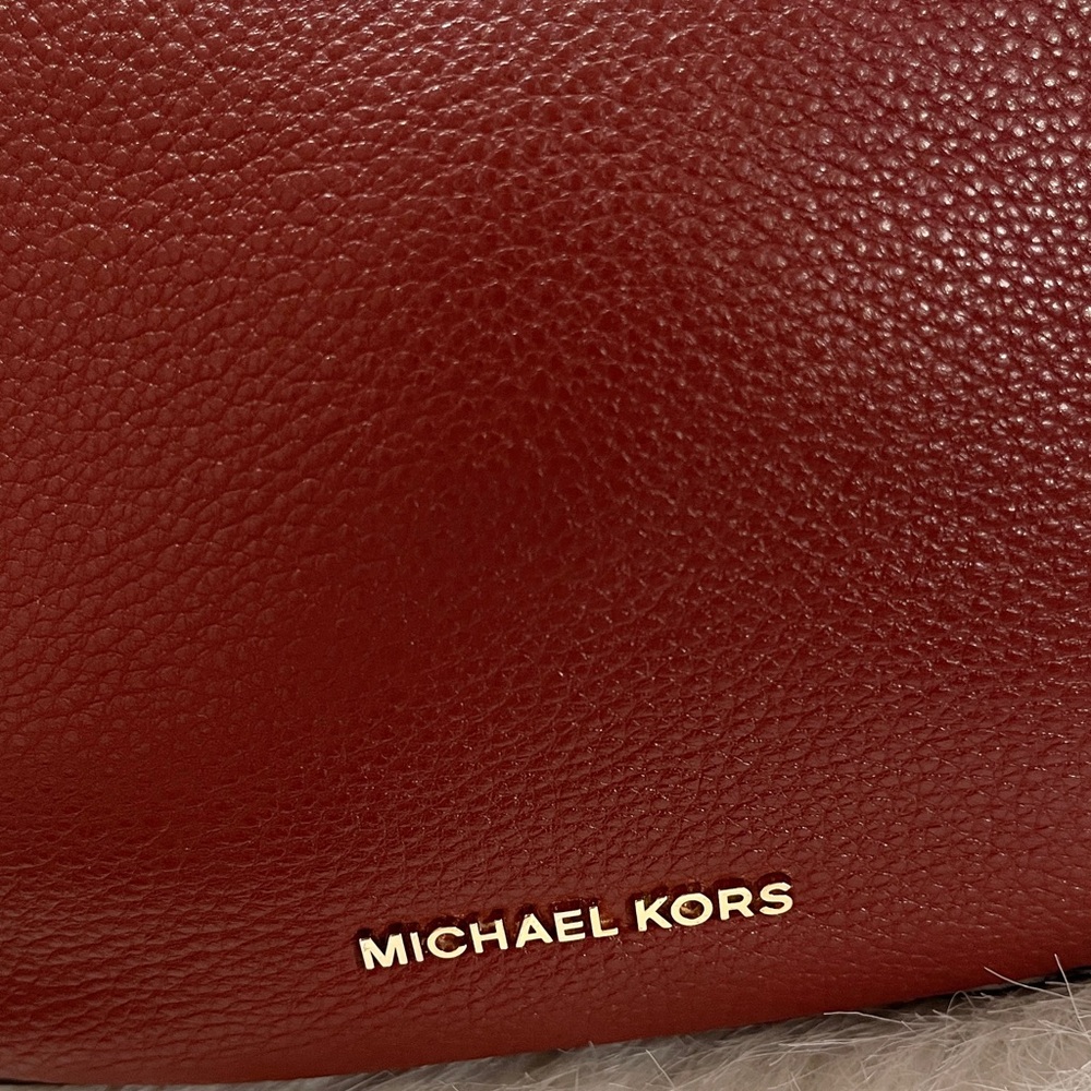 Michael Kors Raven Medium Leather Messenger Bag - Picture 5 of 13